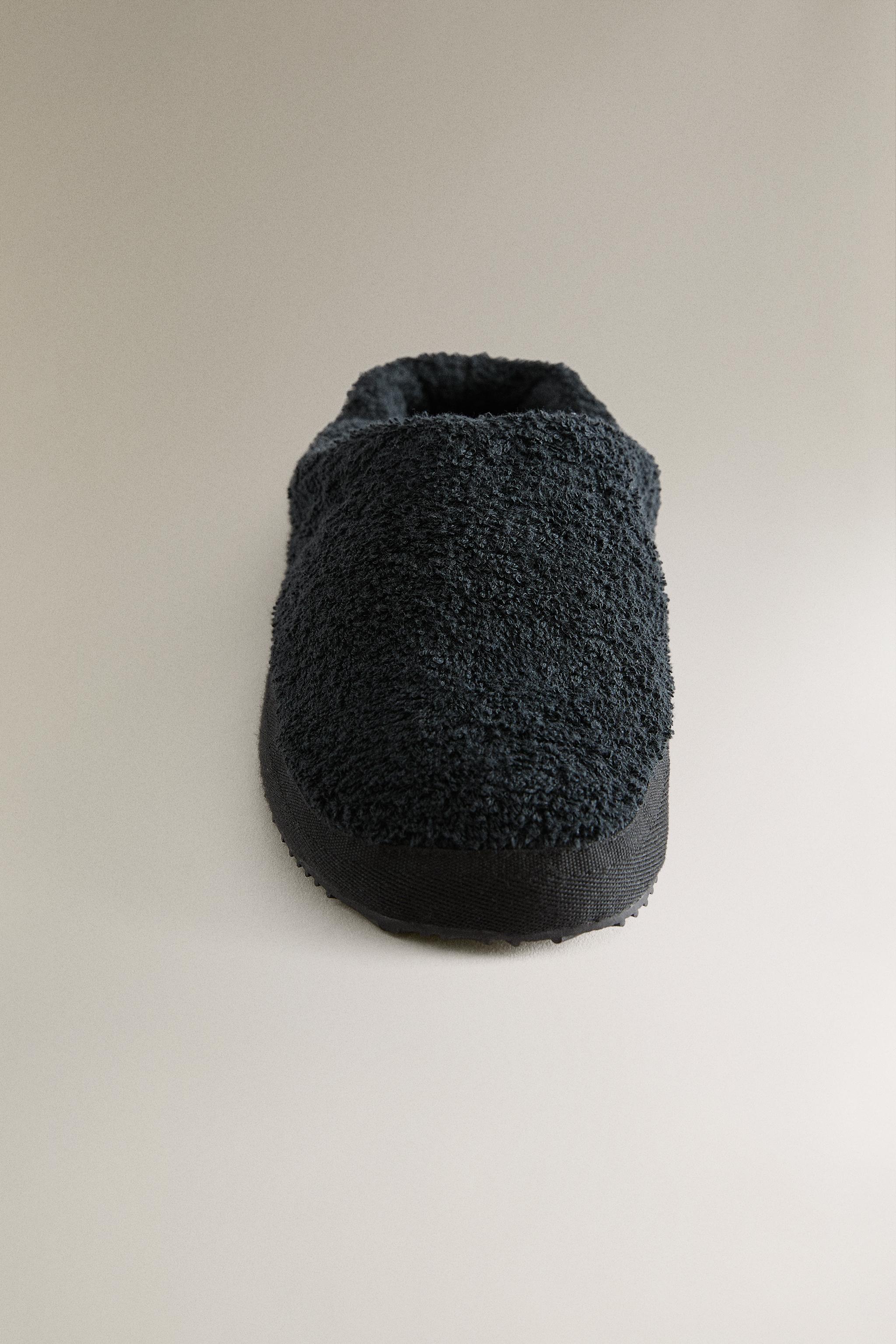 CHAUSSONS OUVERTS À L’ARRIÈRE SERVIETTE DE BAIN
